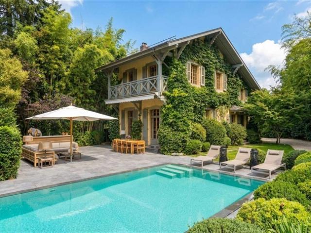 Sehr schönes Haus mit Charakter, komplett renoviert und mit Schwimmbad