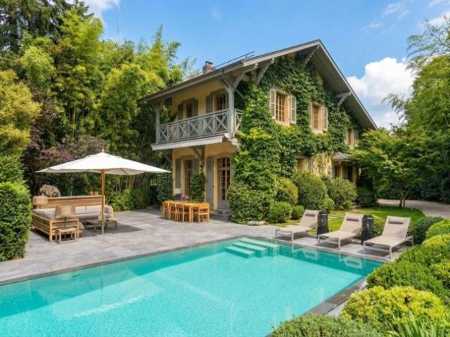 Sehr schönes Haus mit Charakter, komplett renoviert und mit Schwimmbad