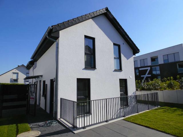 sehr schönes Haus mit gehobener Ausstattung auf drei Etagen mit Garten