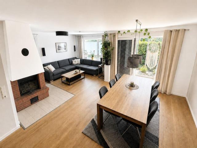 Sehr schönes modernes Reiheneckhaus mit offenem Kamin, Garten und Garage in Kelkheim