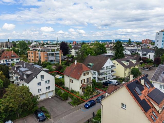 sehr schönes, sanierungsbedürftiges Haus aus den 20er Jahren