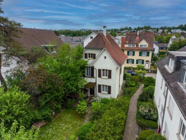 sehr schönes, sanierungsbedürftiges Haus aus den 20er Jahren