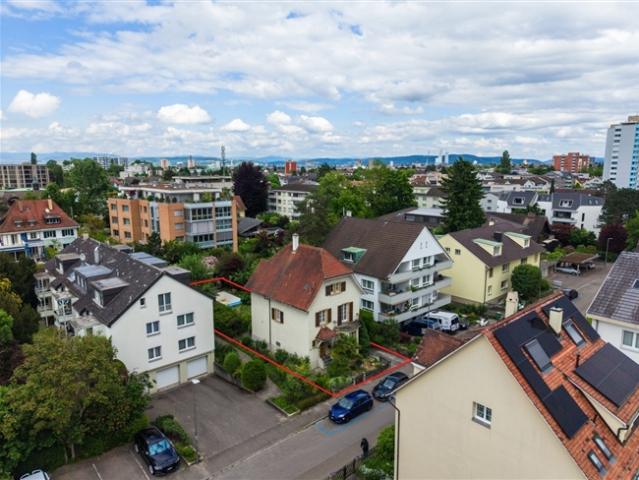 sehr schönes, sanierungsbedürftiges Haus aus den 20er Jahren