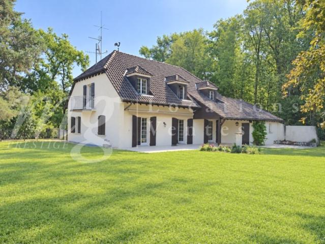 SEHR SCHÖNES UND GROSSES FREISTEHENDES HAUS MIT 9 ZIMMERN 5 SCHLAFZIMMERN SCHWIMMBAD