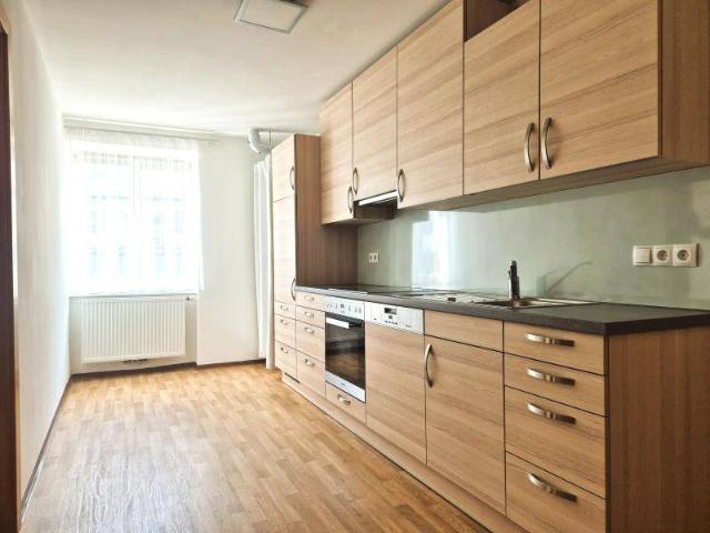 Sehr zentral gelegene 2 Zimmer Wohnung mit separater Küche möbliert in Linz, Klammstraße 3. Stock ohne Lift! Promenadennähe!