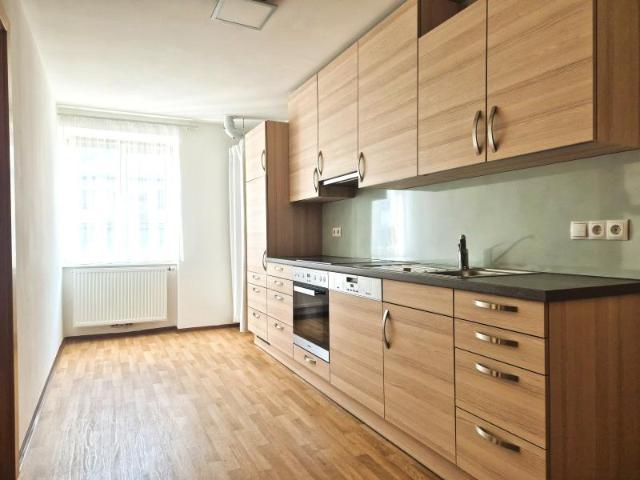 Sehr zentral gelegene 2 Zimmer Wohnung mit separater Küche möbliert in Linz, Klammstraße 3. Stock ohne Lift! Promenadennähe!