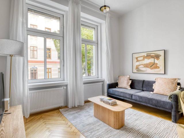 Sehr zentrale Lage im Herzen des 8. Bezrirks, 3 Zi Altbau, frisch saniert mit Aufzug, gute Öffis VIE322
