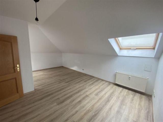 sehr zentrale 3 Zimmer Dachgeschoss Whg.* hell* Laminat* innenl. Küche* Bad mit Wanne