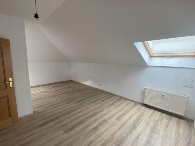 sehr zentrale 3 Zimmer Dachgeschoss Whg.* hell* Laminat* innenl. Küche* Bad mit Wanne
