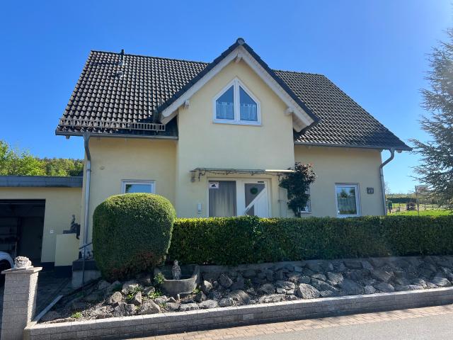 seit 1992 IMMO ZAHN * Idyllische ORTSRANDLAGE Freist.Wohnhaus mit EBK, Garten, Do Garage in Großostheim OT