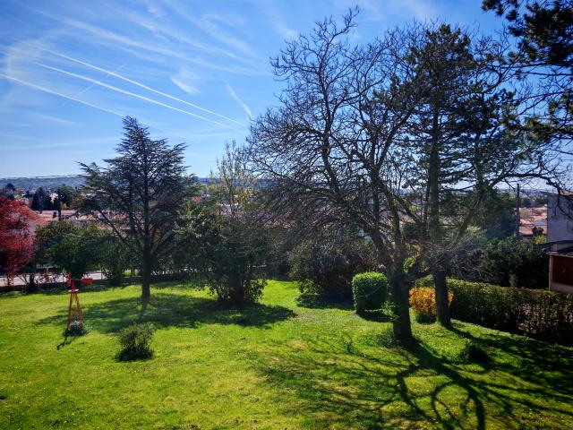 SEICHAMPS Spacieuse maison familiale avec grand jardin arboré, garage double et nombreuses dépendances