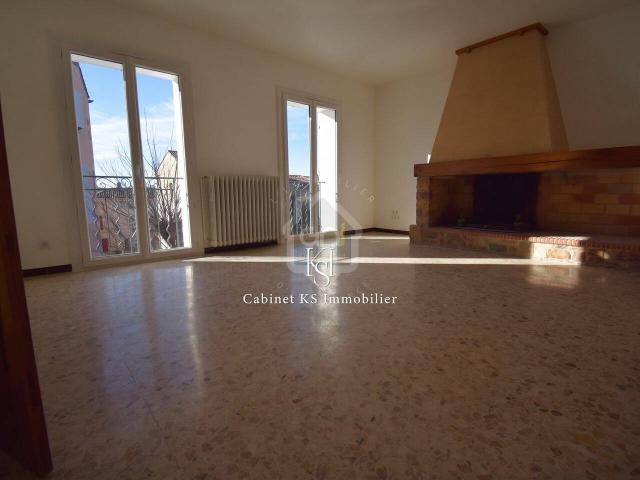 SEILLONS Appartement T4 avec cour