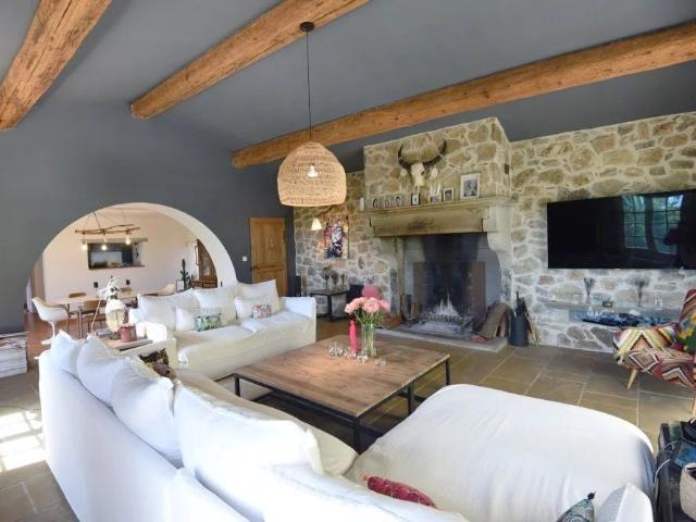 Seillans 83440 – Villa de charme avec 5 chambres, piscine et. 180m² Seillans