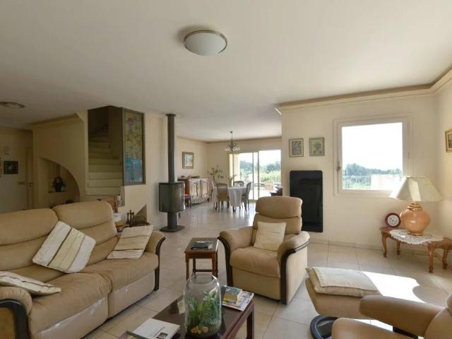 Seillans – Villa 200 m² avec vue dégagée, piscine, apparteme. 200m² Seillans