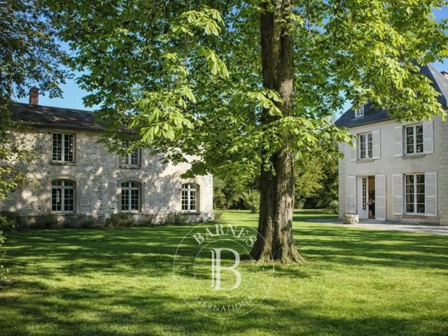 Seine et Marne Propriété composée de deux manoirs Total. m² Grisy Suisnes