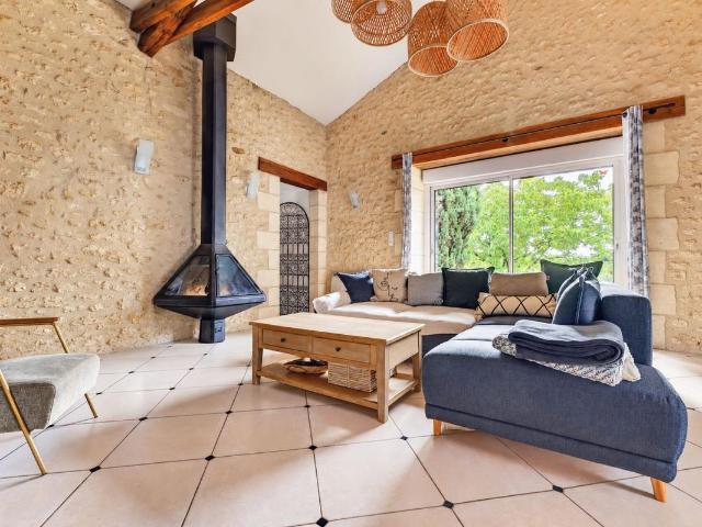 Séjour cathédrale, pierre et jardin: maison avec séchoir à Veyrines de Vergt