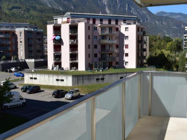 Séjour,cuisine agencée ouverte2 chambres, s bains, balcon, en face des écoles