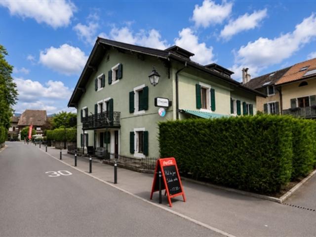 Selten auf dem Markt Miethaus mit 5 Wohnungen und Restaurant im Herzen von Céligny GE