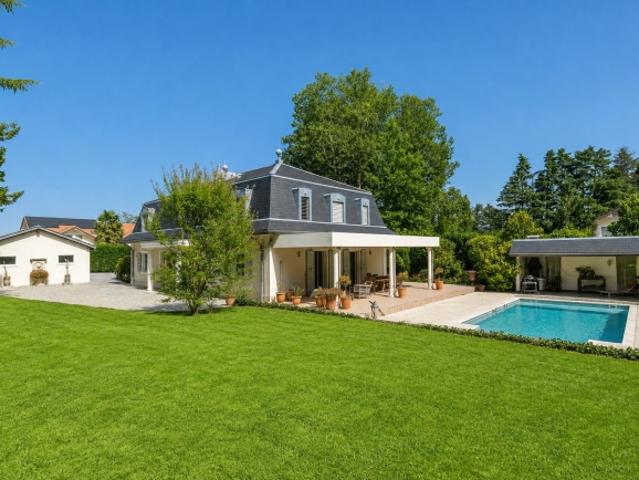 Selten – Wunderschöne Hauptvilla mit Schwimmbad und Park von 4.000 m²