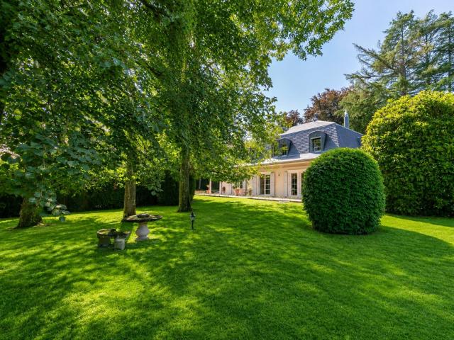Selten – Wunderschöne Hauptvilla mit Schwimmbad und Park von 4.000 m²