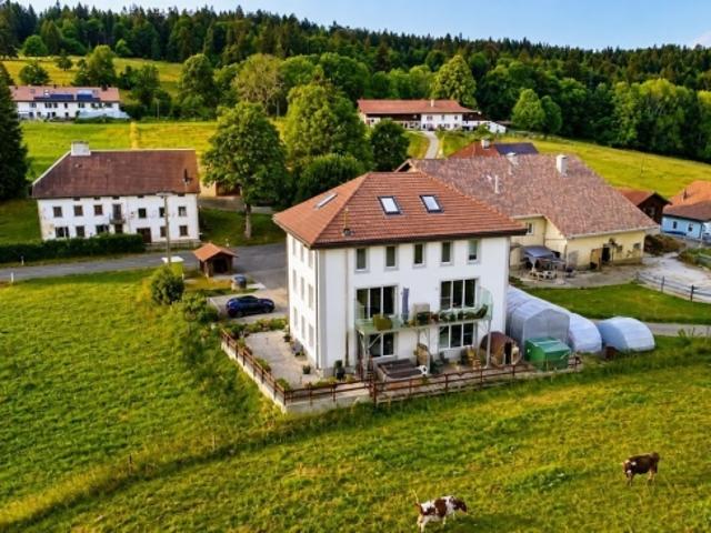 Selten und elegant, bietet es einen idealen Rahmen für eine Familie oder ein B&B Unternehmen mit spektakulärem Ausblick