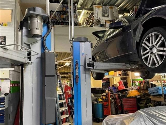 Seltenes Angebot in Aclens Industriegelände mit Mietrendite zu verkaufen