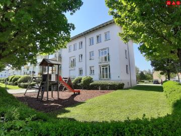 Seltene Gelegenheit in begehrter Lage! Gemütliche 2 Zimmer Wohnung mit bodentiefen Fenstern, praktischem Abstellraum UND kostengünstigem Parkplatz direkt vor der Haustüre!