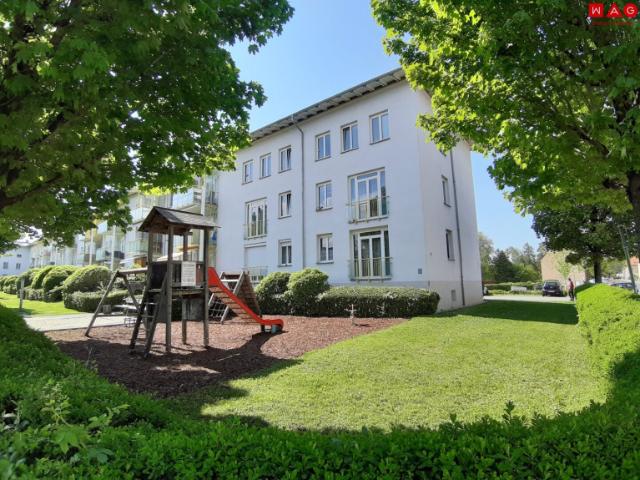 Seltene Gelegenheit in begehrter Lage! Gemütliche 2 Zimmer Wohnung mit bodentiefen Fenstern, praktischem Abstellraum UND kostengünstigem Parkplatz direkt vor der Haustüre!