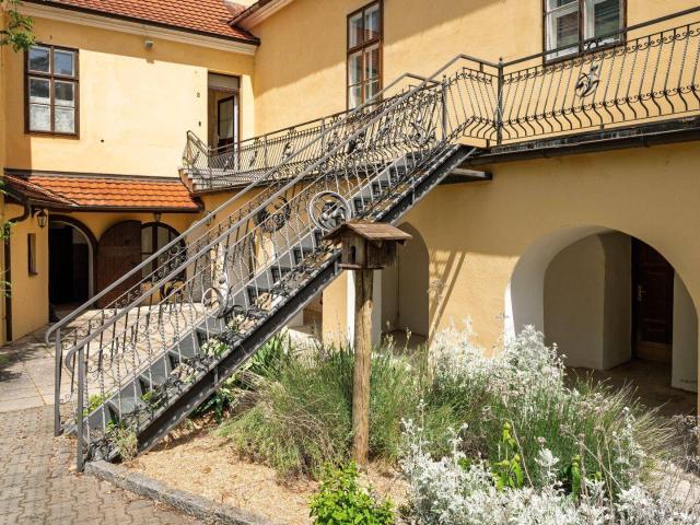Seltene Investmentchance: Ehemaliges Kloster mit Wohn und Geschäftsflächen