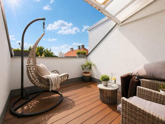 Seltene Kaufchance: Charmante Dachgeschosswohnung mit Terrasse und U Bahn Nähe