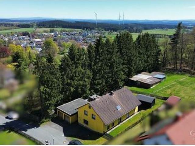 Seltene Lage: Zweifamilienhaus mit Fernblick & ca. 1.700 qm Grundstück in Schönwald