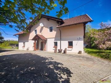 „Seltene Landgut Liegenschaft nahe Wörthersee: Bauernhaus mit Stallung und rund 9,56 ha Grundbesitz“