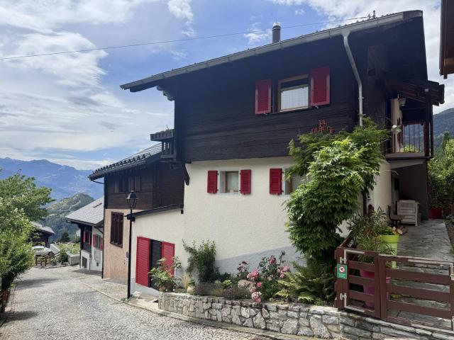 SELTENES 4,5 Zimmer Haus mit Charakter, Aussicht und Garten im Zentrum von Icogne, einem friedlichen Dorf zwischen Sion und Crans Montana