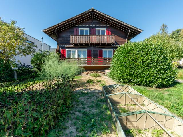Seltenes Einfamilienhaus im Chaletstil an ruhiger Lage