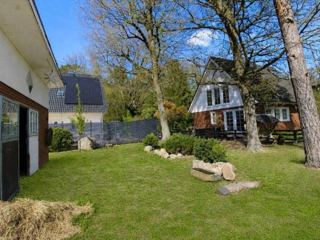 Seltenes Fundstück: Modernes EFH mit einer Oase für Natur & Tierliebhaber inklusive Gästehaus