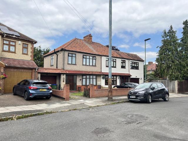 Selwyn Crescent, Welling DA16 4 bed semi detached house to rent £2,300 pcm £531 pw