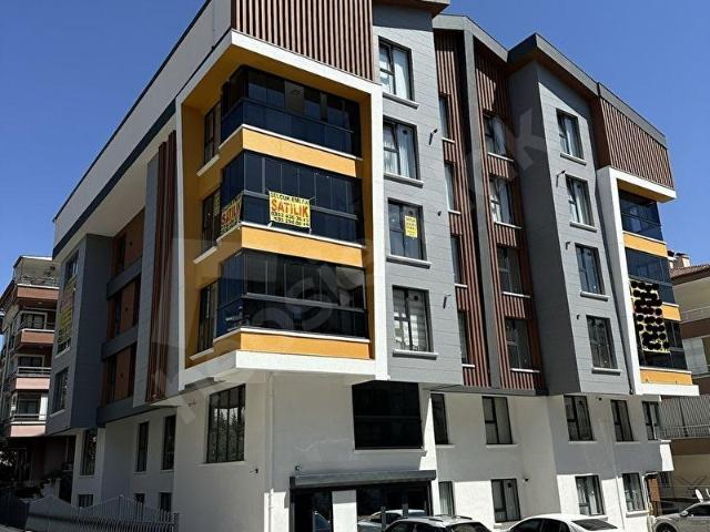 SELÇUK EMLAKTAN AŞIKPAŞADA SIFIR BİNA ORTA KAT KÖŞE BAŞI ASANSÖRLÜ KAPALI GARAJLI ÖN CEPHE KOMBİLİ