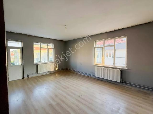 Selçuk Üniversitesi Karşısında 2+1 Geniş Eşyalı Kiralık Daire