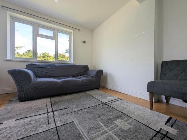 Selborne Gardens, Hendon, London, NW4 2 bed flat to rent £1,875 pcm £433 pw