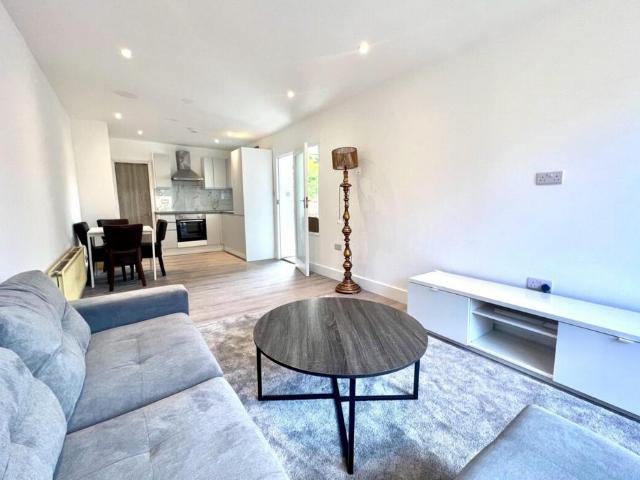 Selborne Gardens, Hendon, London NW4 2 bed flat to rent £2,149 pcm £496 pw
