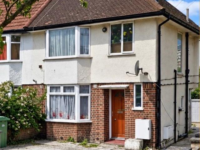 Selborne Gardens, London NW4, 2 bed maisonette to rent, £2,200 pcm | PrimeLocation