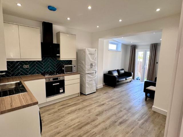 Selborne Gardens, London NW4, 2 bed maisonette to rent, £2,300 pcm | PrimeLocation