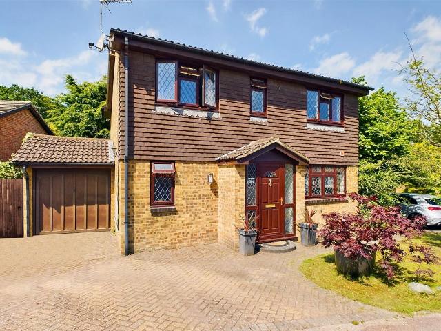 Selbourne Close, Pound Hill RH10, 5 bed detached house to rent, £2,400 pcm | PrimeLocation