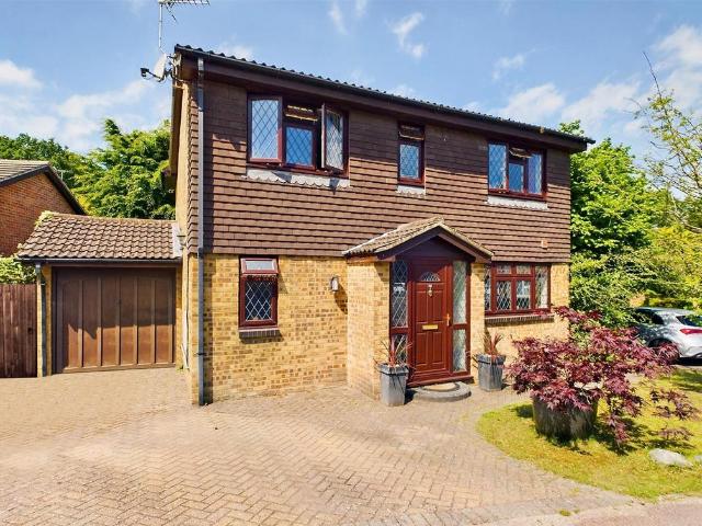 Selbourne Close, Pound Hill RH10 5 bed detached house to rent £2,400 pcm £554 pw