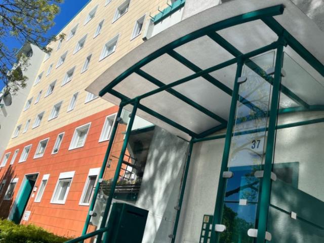Self contained 1 bed apartment with separate kitchen