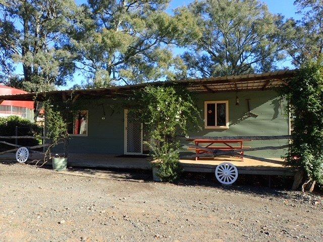 Self Contained 1 Bedroom Country Cabin