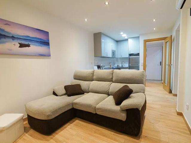 Self contained 1 bedroom apartment with AC and balcony to rent in central Madrid