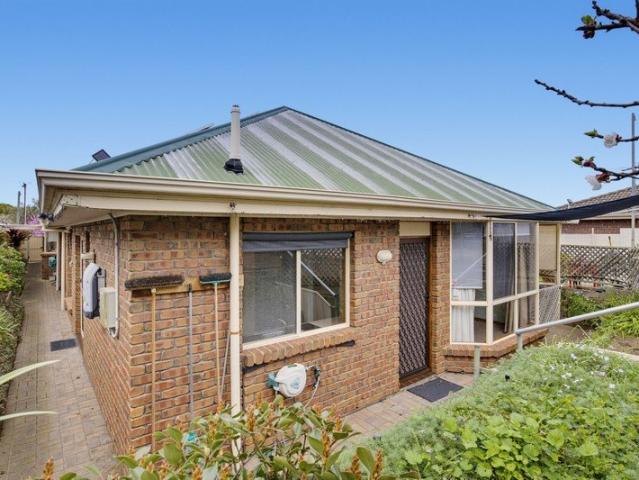 Self Contained Two Bedroom Unit in a Great Coastal Location!