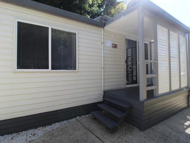 Self Contained Unit Minutes Walk To The Beach