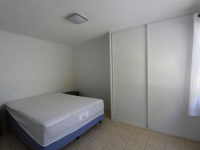Self Contained Unit Minutes Walk To The Beach